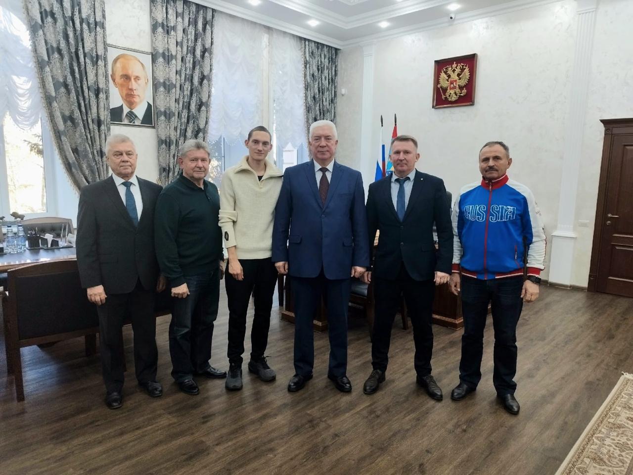 Встреча чемпиона России по легкоатлетическому полумарафону Сергея Шарова и ректора Пензенского государственного университета Александра Дмитриевича Гулякова